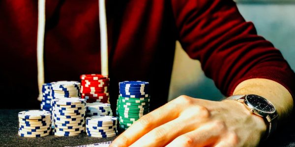 How Online Casinos Shape Risk and Routine
