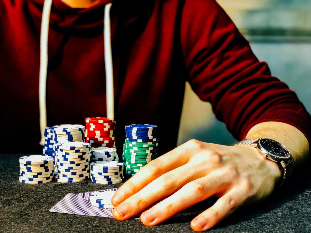 How Online Casinos Shape Risk and Routine